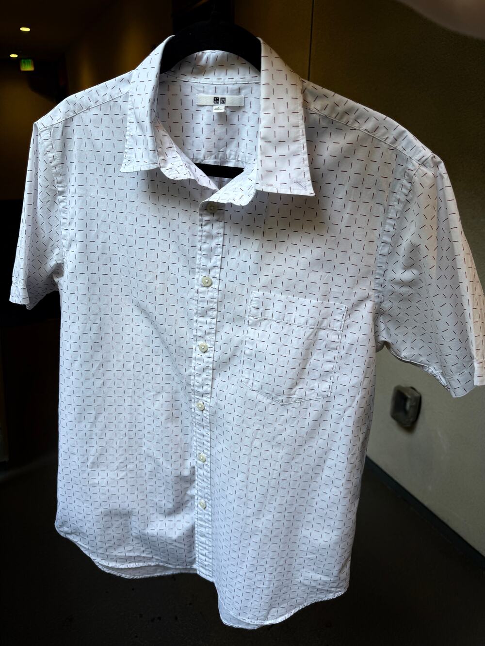 Uniqlo Men's L White Red Dash Geometric 100% Cotton Shirt